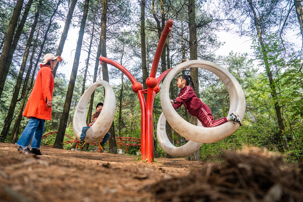 贵州毕节：森林旅游 绿色共享_fororder_2023年4月16日，游客在贵州省毕节市七星关区国家森林公园拱拢坪景区里游玩。 (1)