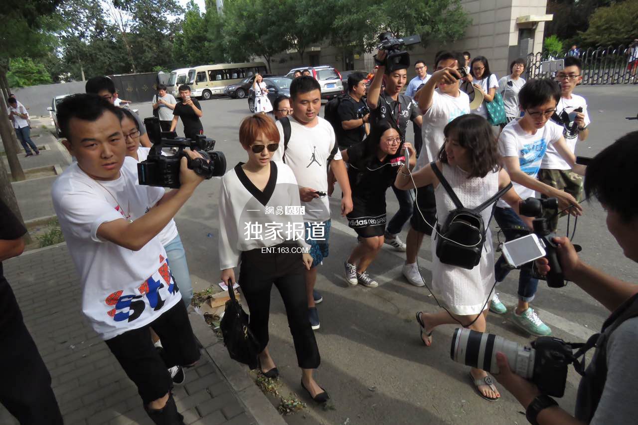 宋喆离婚案不公开审理 杨慧现身遭围堵