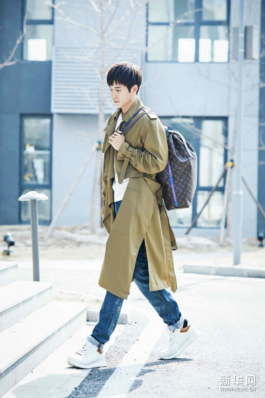 韓東君早春街拍曝光簡潔隨性​