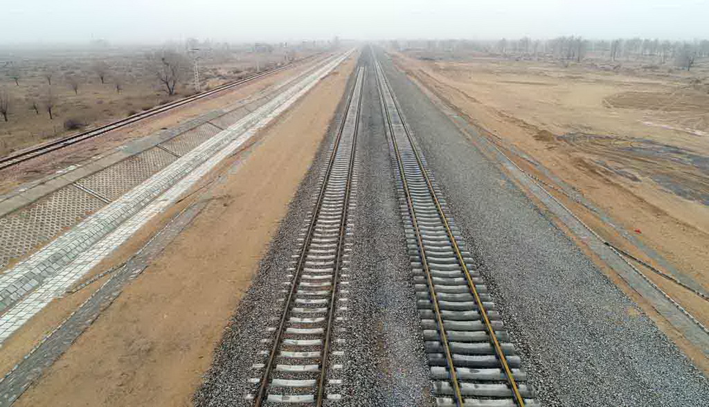 我国在建最长重载铁路全线铺轨启动