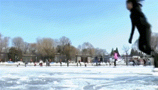 情态生动 欢腾质朴——《艺术里的奥林匹克》带您赏析《什刹海冬天》里热闹的冬日冰趣