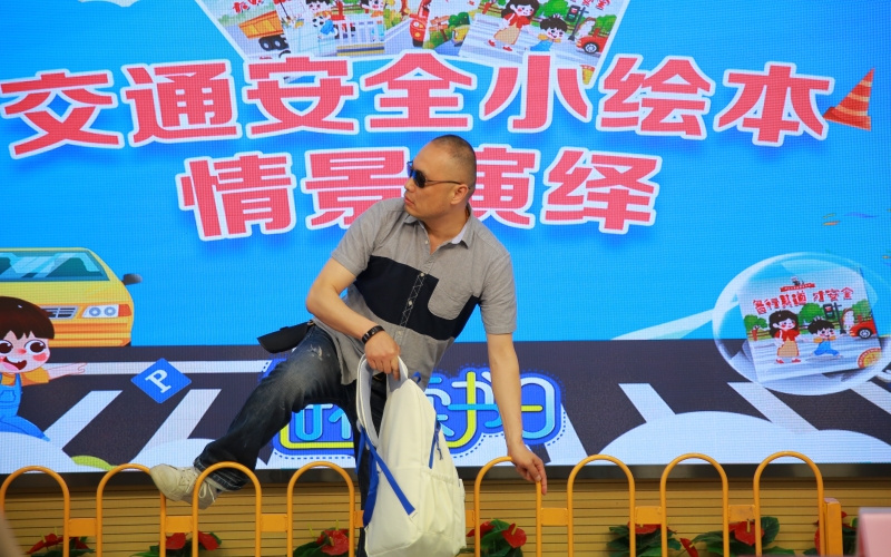 湖北武汉：交警进学校读绘本讲安全