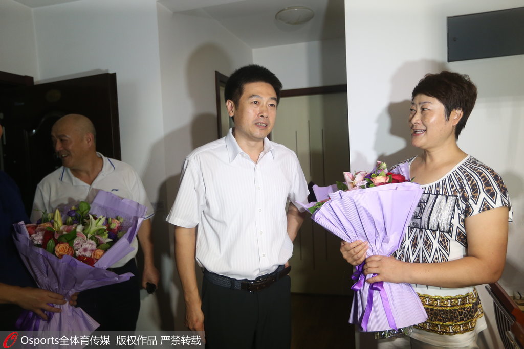 中国式冠军表彰:领导接见嘉奖 获奖金超百万 中国式冠军表彰:领导接见嘉奖 获奖金超百万