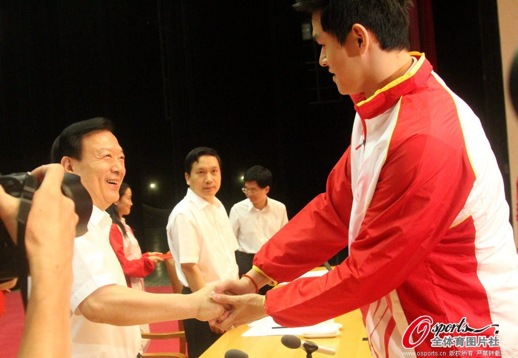 中国式冠军表彰:领导接见嘉奖 获奖金超百万 中国式冠军表彰:领导接见嘉奖 获奖金超百万