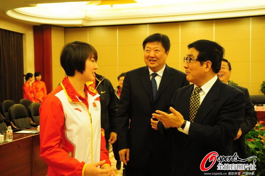 中国式冠军表彰:领导接见嘉奖 获奖金超百万 中国式冠军表彰:领导接见嘉奖 获奖金超百万