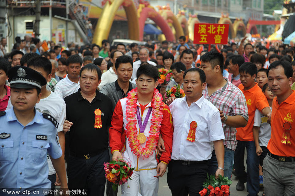 中国式冠军表彰:领导接见嘉奖 获奖金超百万 中国式冠军表彰:领导接见嘉奖 获奖金超百万