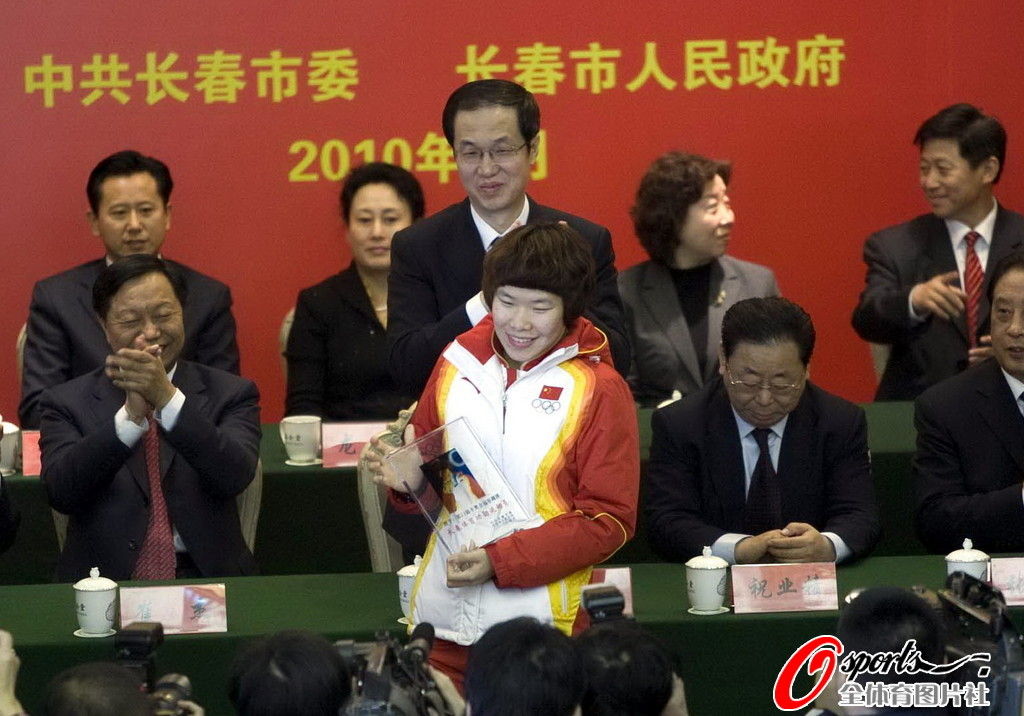 中国式冠军表彰:领导接见嘉奖 获奖金超百万 中国式冠军表彰:领导接见嘉奖 获奖金超百万