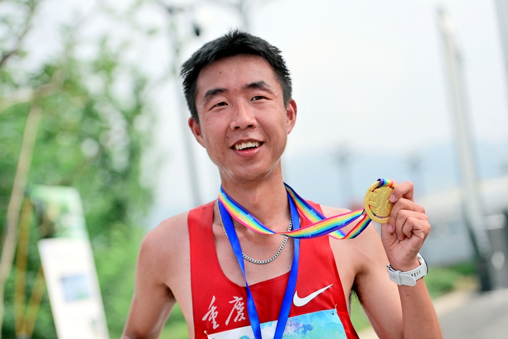 【转载】2000名跑友齐聚恋城 520欢乐彩虹跑浪漫开跑