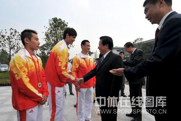 中国式冠军表彰:领导接见嘉奖 获奖金超百万 中国式冠军表彰:领导接见嘉奖 获奖金超百万