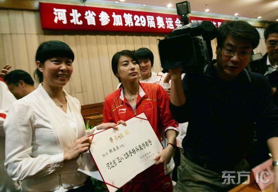 中国式冠军表彰:领导接见嘉奖 获奖金超百万 中国式冠军表彰:领导接见嘉奖 获奖金超百万