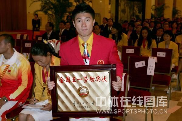 中国式冠军表彰:领导接见嘉奖 获奖金超百万 中国式冠军表彰:领导接见嘉奖 获奖金超百万