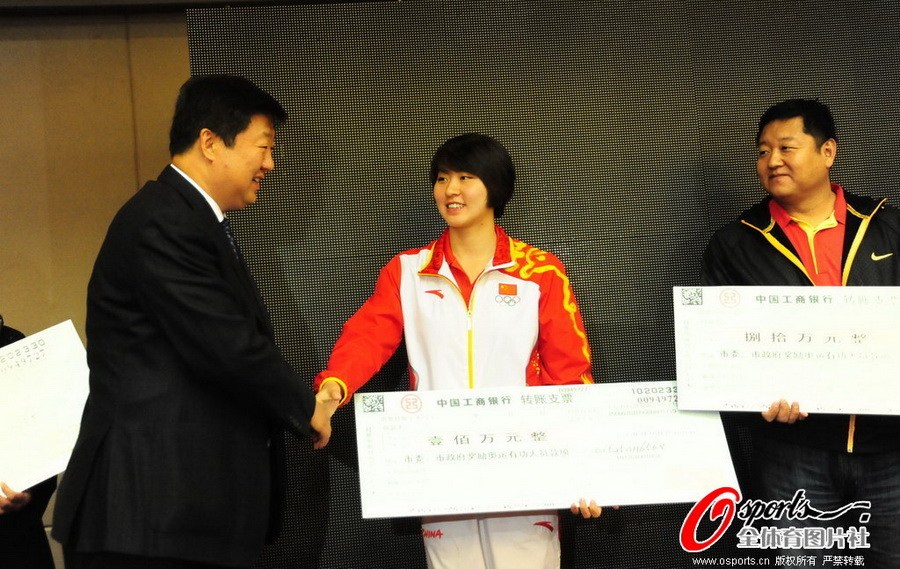 中国式冠军表彰:领导接见嘉奖 获奖金超百万 中国式冠军表彰:领导接见嘉奖 获奖金超百万