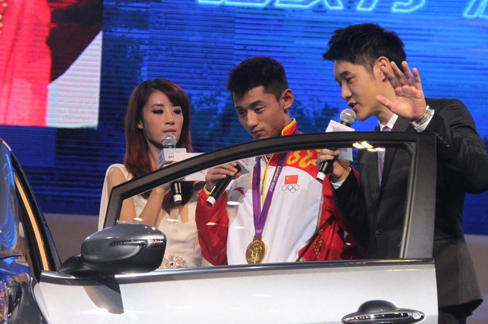 中国式冠军表彰:领导接见嘉奖 获奖金超百万 中国式冠军表彰:领导接见嘉奖 获奖金超百万