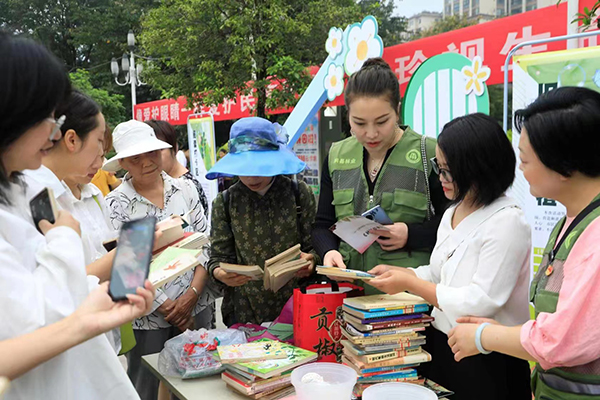 （张）宜宾珙县：2023年“4.23”书香珙州全民阅读活动正式启动_fororder_市民在选择心爱的书籍-供图-珙县县委宣传部