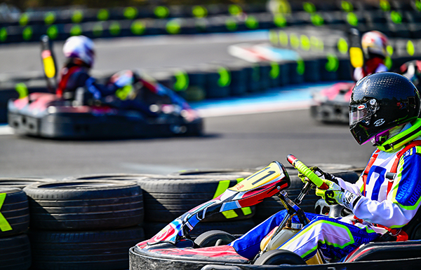 （张）现实版“速度与激情”上演 让卡丁车车手在自贡过了一把“瘾”_fororder_5车手比赛现场（摄影-廖志全）