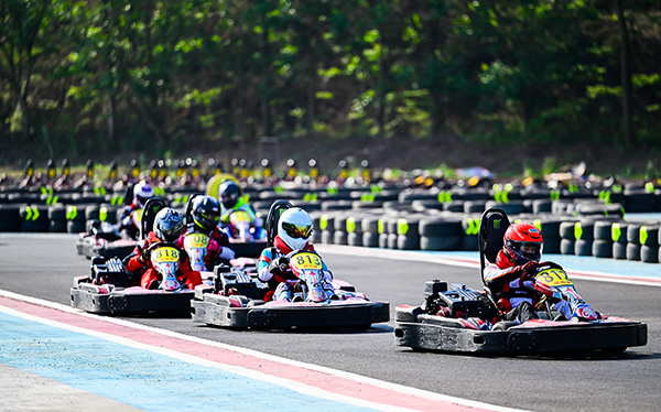 （张）现实版“速度与激情”上演 让卡丁车车手在自贡过了一把“瘾”_fororder_4车手比赛现场（摄影-廖志全）