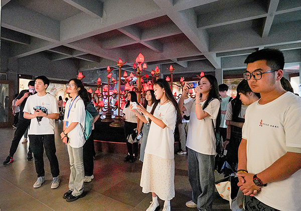 （张）50余名大学生沉浸式了解自贡 四张城市名片令体验团拍手叫绝_fororder_5参观中国彩灯博物馆