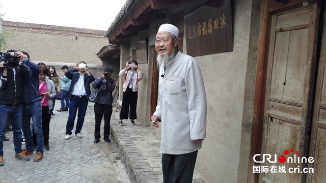 单家集老人20多年传播红色文化红军长征路坚定回汉一家亲