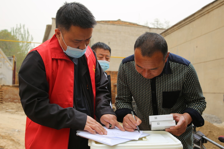 图片默认标题_fororder_满城区残疾人联合会志愿者为残疾人发放药品。袁野 摄.JPG