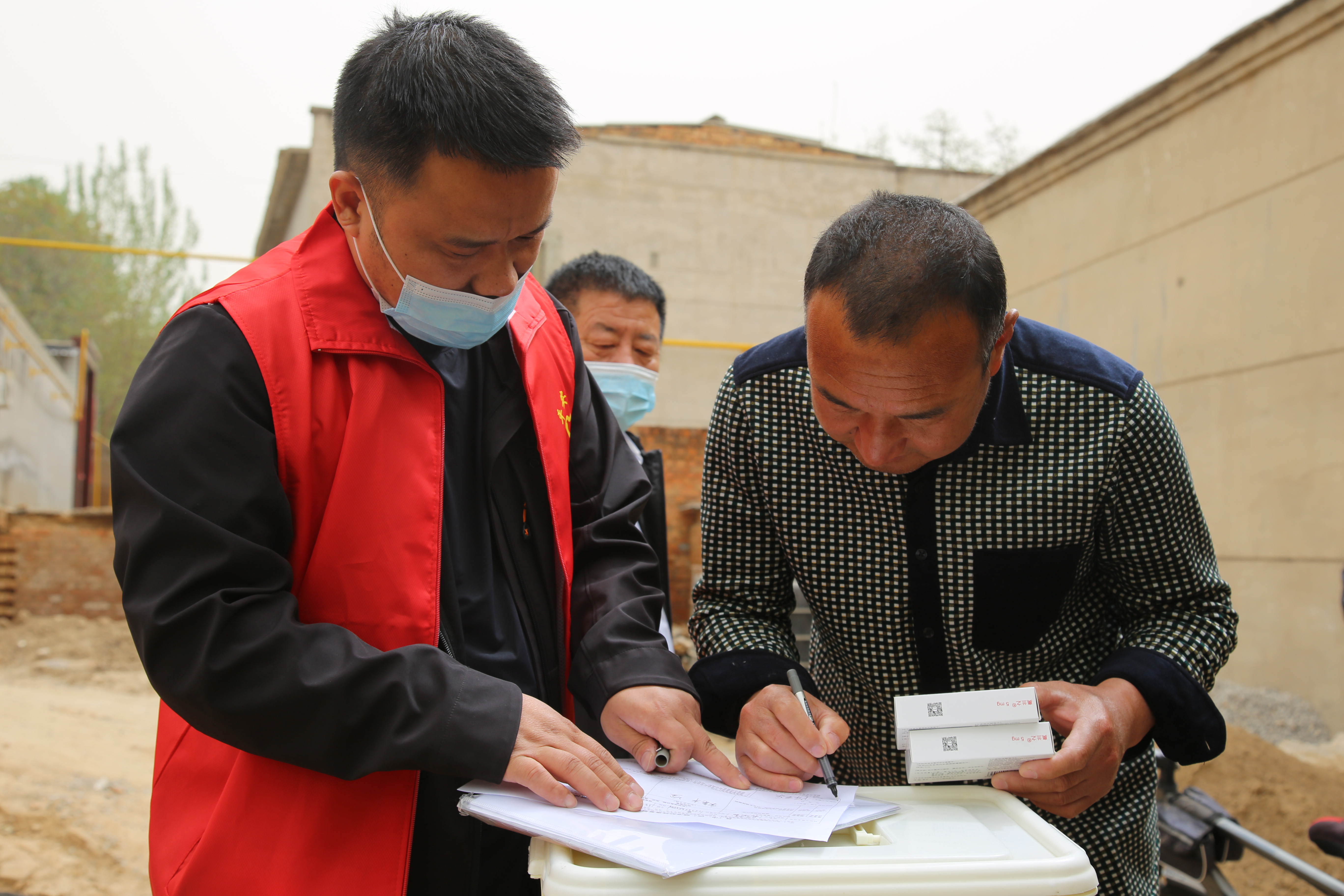 图片默认标题_fororder_满城区残疾人联合会志愿者为残疾人发放药品。袁野 摄.JPG