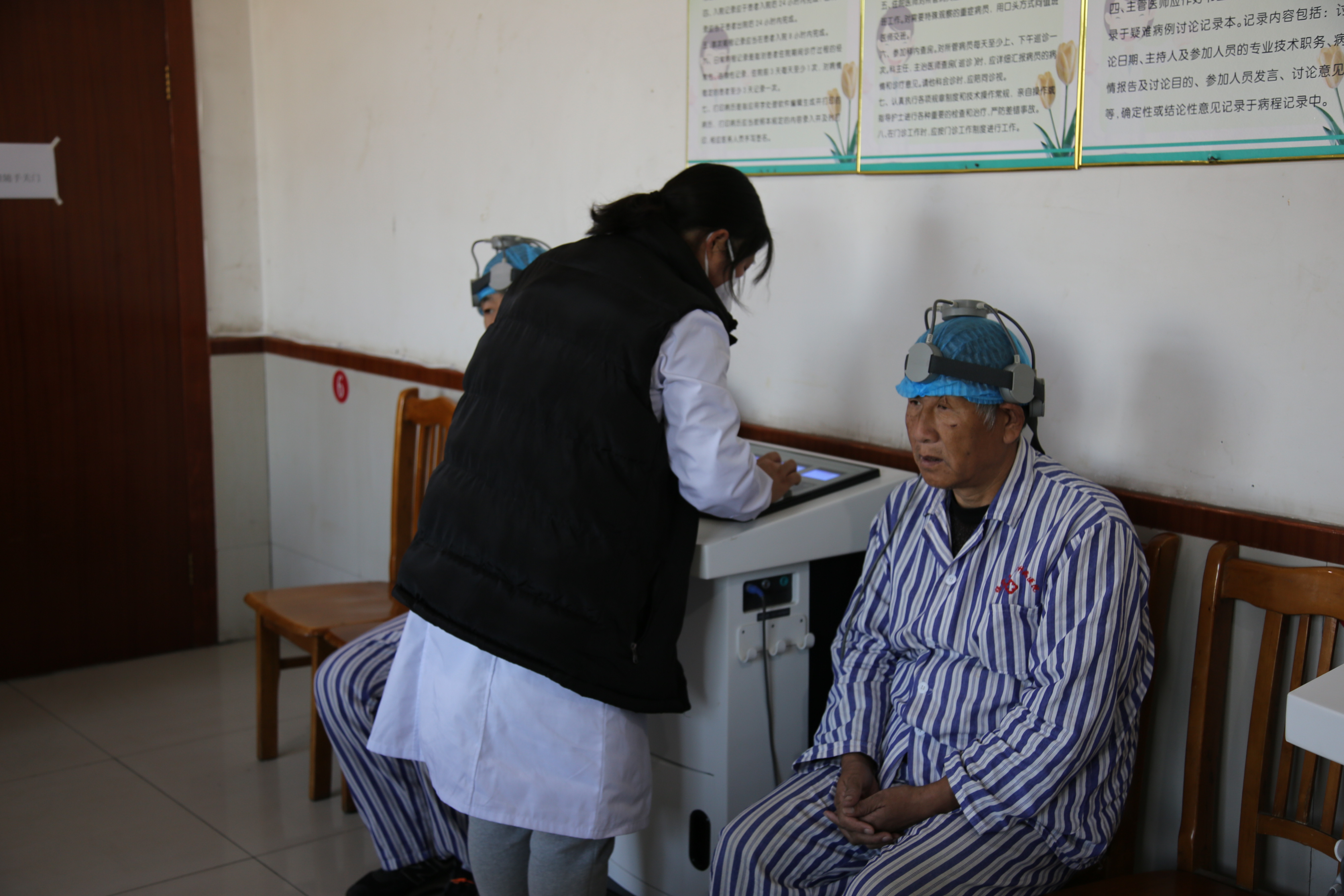 图片默认标题_fororder_满城平安医院医务人员为患者进行脑反射治疗。袁野 摄.JPG