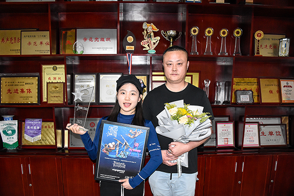 （张）自贡杂技斩获国际性大奖 青年演员郭瑶姚载誉而归_fororder_3郭瑶姚（左）与教练合影（摄影-赵丽）