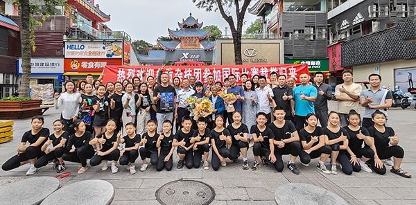 （张）自贡杂技斩获国际性大奖 青年演员郭瑶姚载誉而归_fororder_6全体人员迎接郭瑶姚载誉而归（摄影-赵丽）