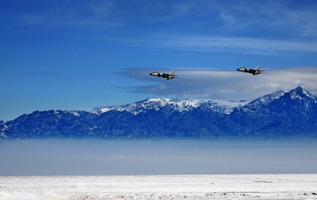 空军飞豹战机凌空突击(组图)