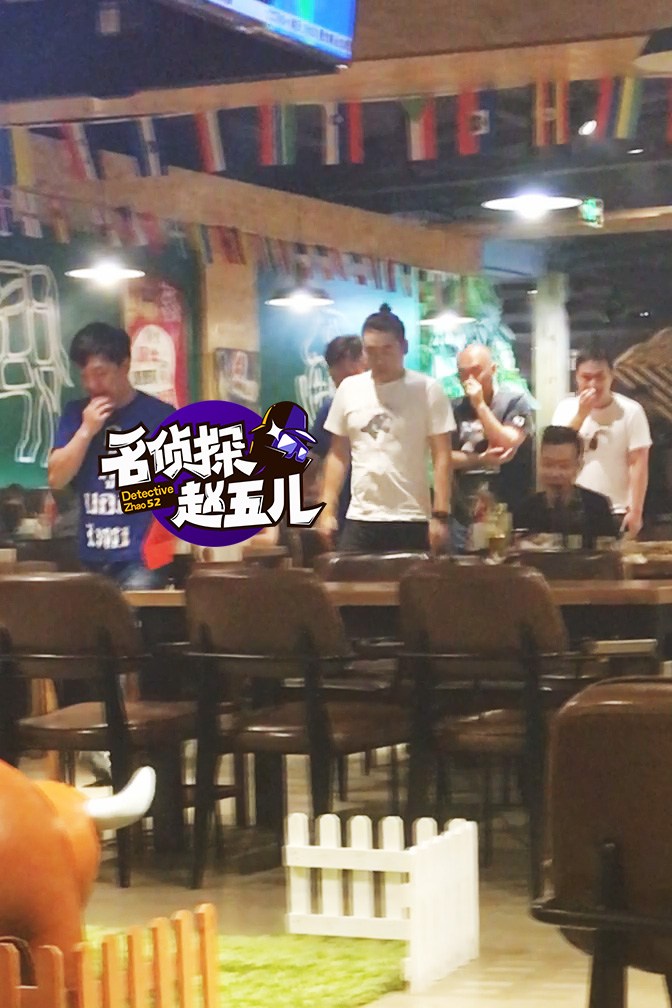 黄渤罕见携妻女会友 影帝一家打扮得很平民