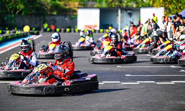 （张）现实版“速度与激情”上演 让卡丁车车手在自贡过了一把“瘾”_fororder_3车手比赛现场（摄影-廖志全）