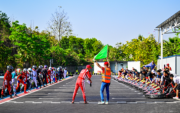（张）现实版“速度与激情”上演 让卡丁车车手在自贡过了一把“瘾”_fororder_2参赛选手整装待发（摄影-廖志全）