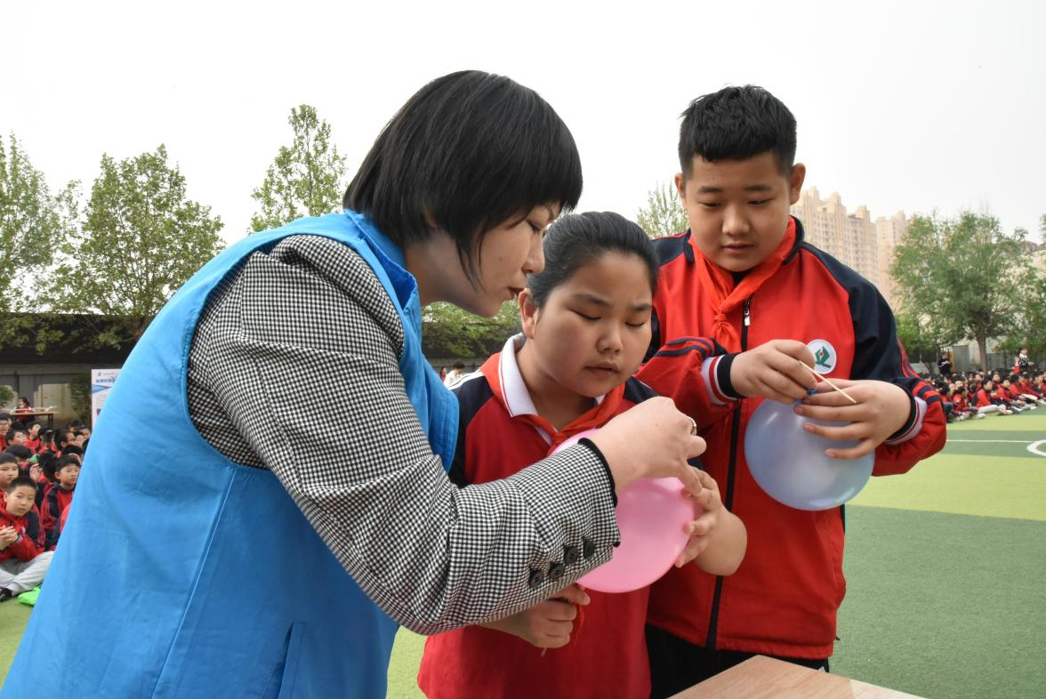 스자좡시 위화구, 학교의 과학 교육으로 과학기술의 꿈을 펼치다_fororder_图片2