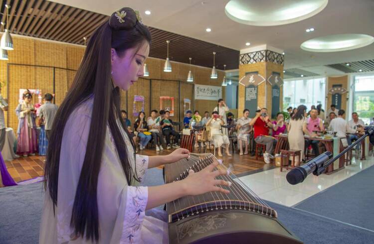 学校首届“海经雅集”在中德学院和图书馆举行