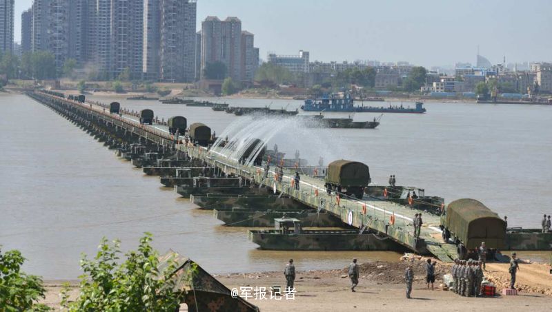 26分40秒！中部战区陆军架1150米浮桥横跨长江(图)