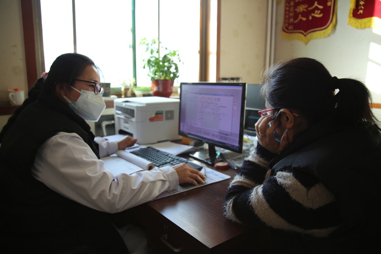 图片默认标题_fororder_满城平安医院医务人员为患者诊病。袁野 摄.JPG