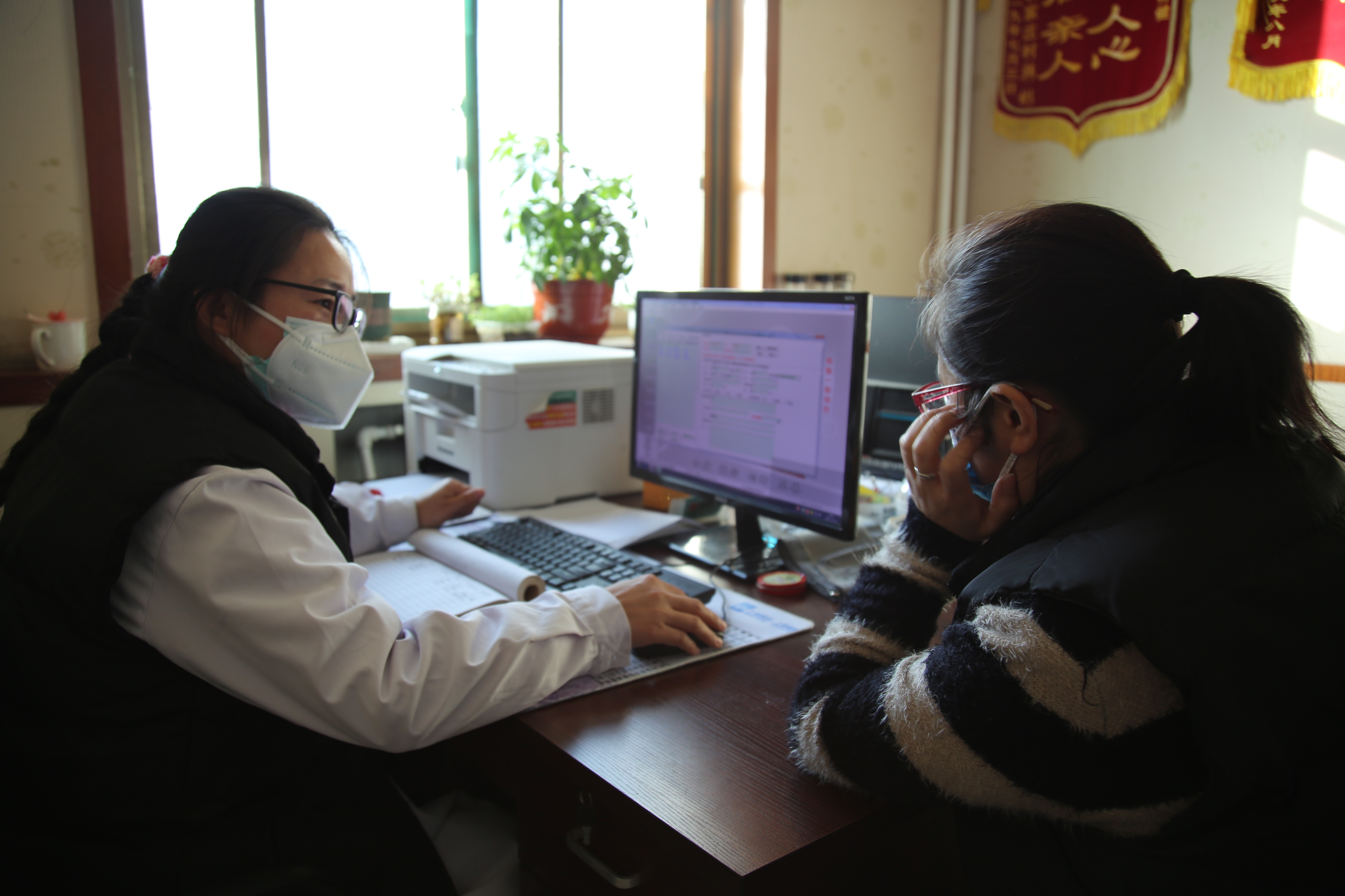 图片默认标题_fororder_满城平安医院医务人员为患者诊病。袁野 摄.JPG