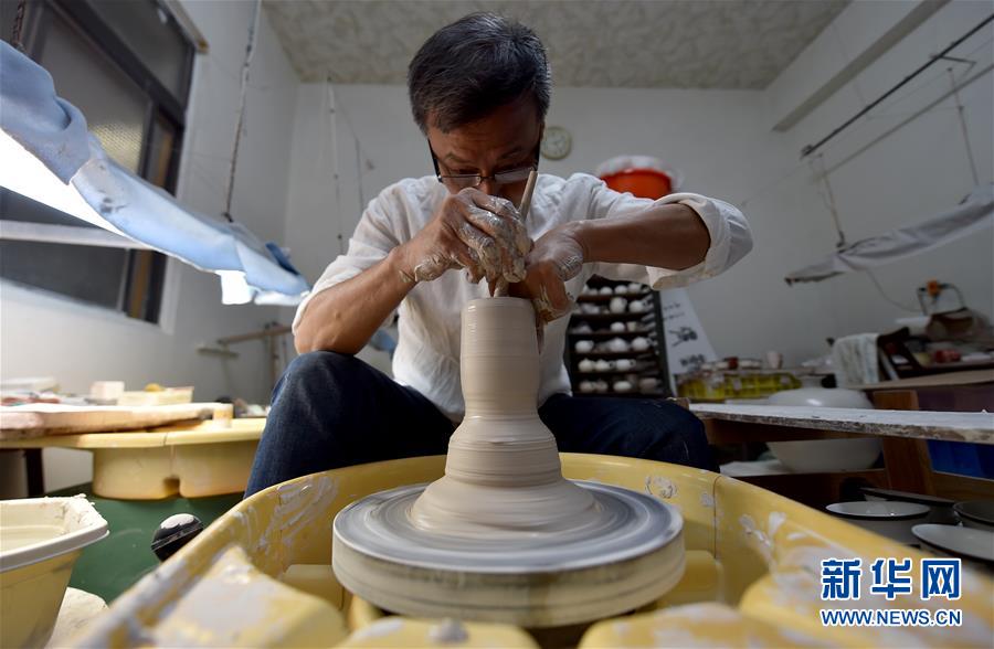 会跳舞的碗：台湾陶艺家制造出比蛋壳更薄的瓷碗