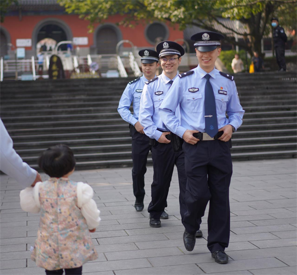 “五一”將至 重慶九龍坡警方為來渝遊客編織“平安網”_fororder_圖片1