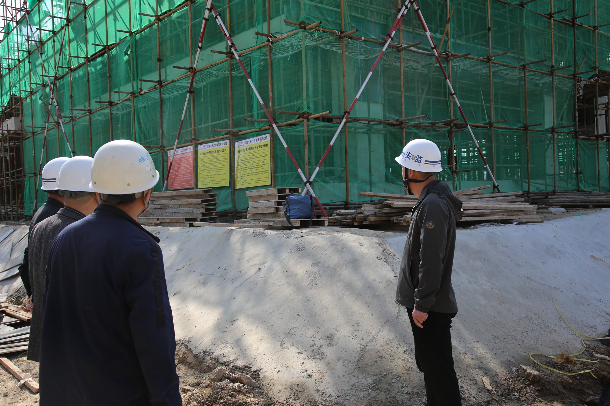 图片默认标题_fororder_满城区住建局安监人员施工现场指导安全生产工作。李新娜 摄.JPG