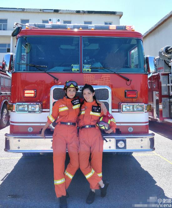 谢娜刘嘉玲穿制服晒合影  英姿飒爽星范儿足