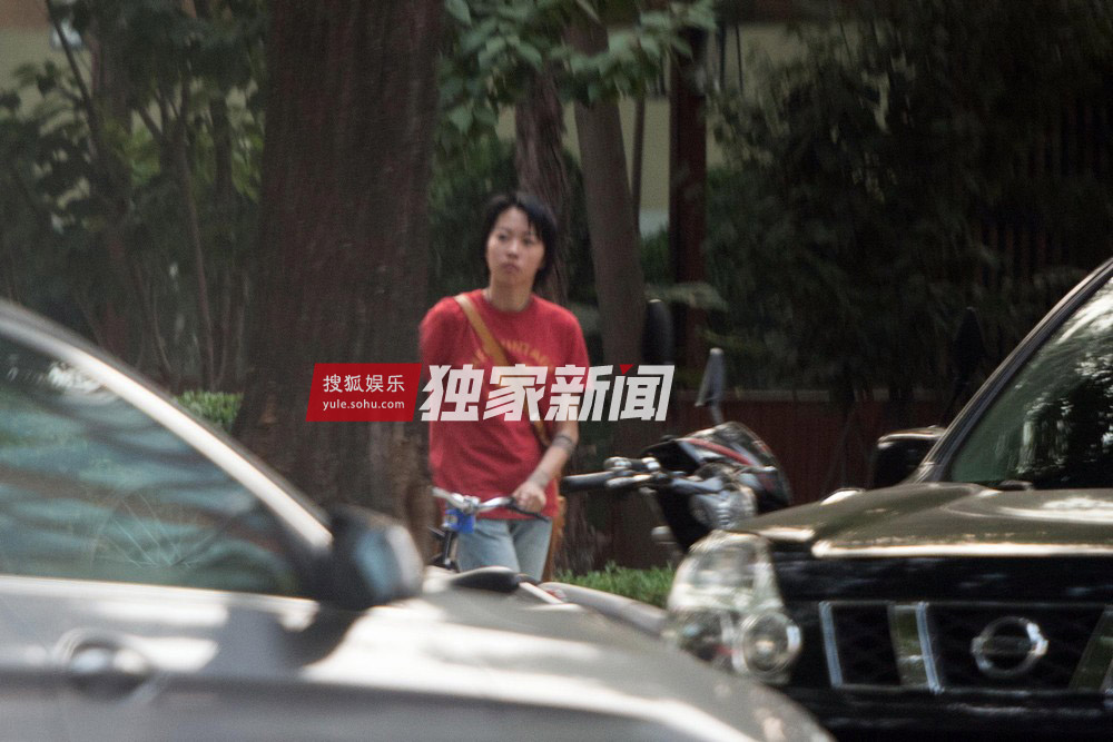 独家：窦靖童会友烟不离手 纹身醒目显个性