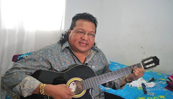 尼加拉瓜著名歌唱家古斯塔沃：美国到处制造动乱 中国到处帮助建设_fororder_图为尼加拉瓜歌唱家古斯塔沃·莱顿。（记者 李保东 摄）