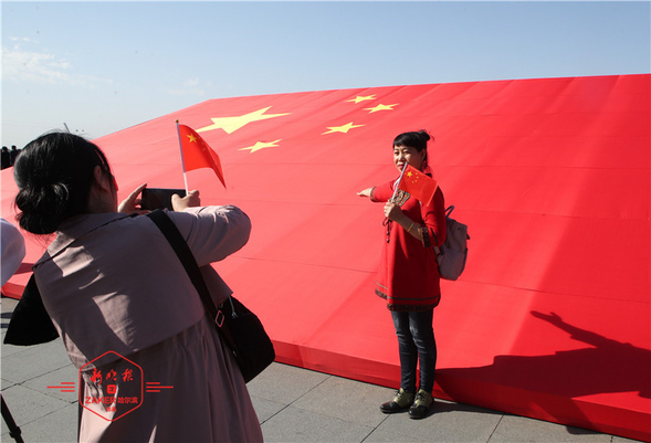 " 我與國旗合張影 " 活動在哈爾濱防洪紀念塔舉辦