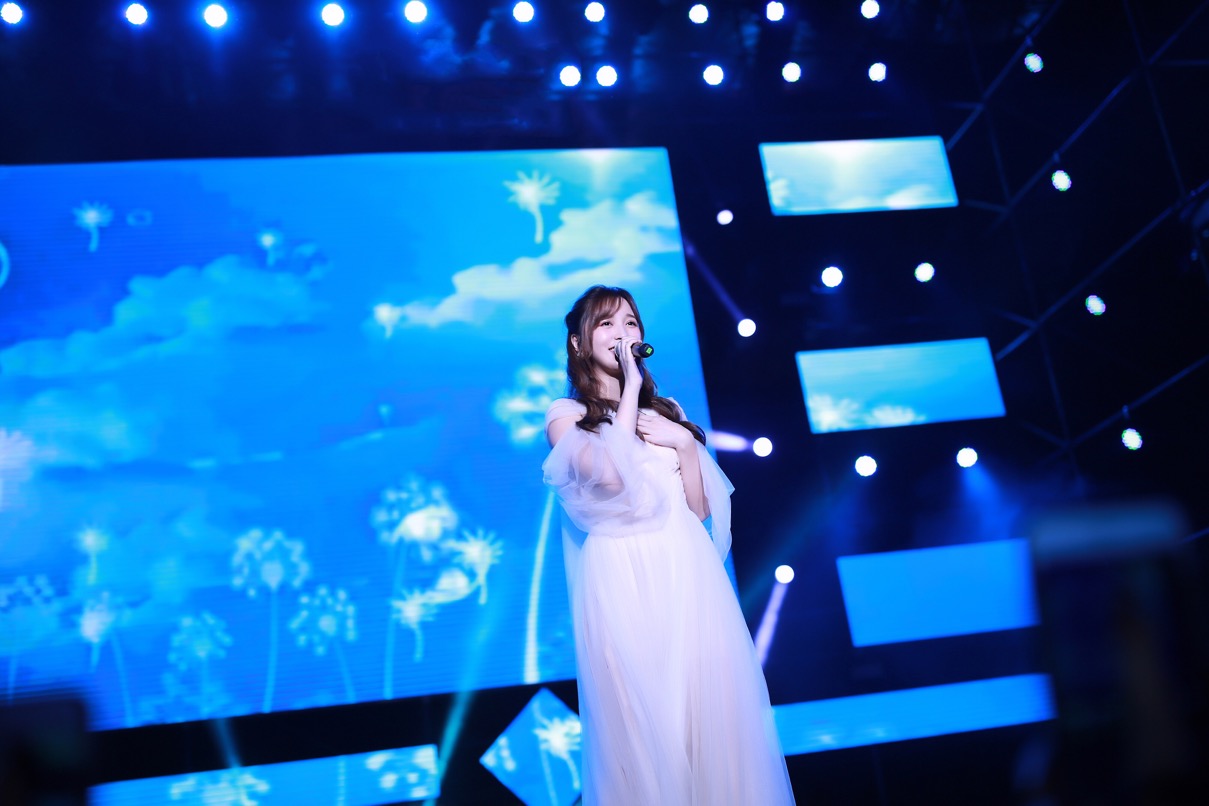 飘飘欲仙金莎现身活动白色纱裙优雅十足