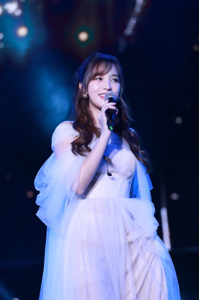 飘飘欲仙金莎现身活动白色纱裙优雅十足