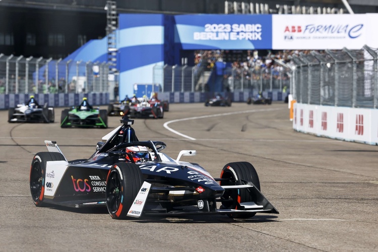 包揽冠亚军 刷新车队历史 捷豹TCS车队圆满收官Formula E柏林站“双连赛”_fororder_image002