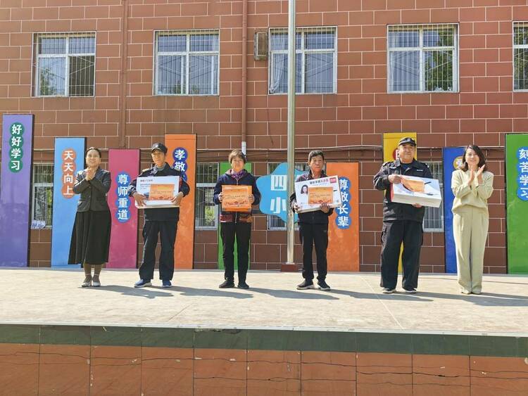 致敬劳动光荣,四维小学开展“五一”国际劳动节主题教育活动