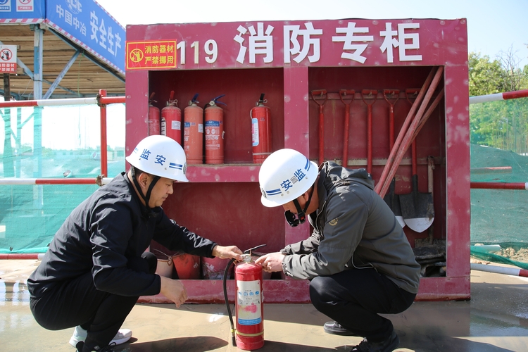 图片默认标题_fororder_满城区住建局安监人员检查施工现场消防设施。袁野 摄.JPG