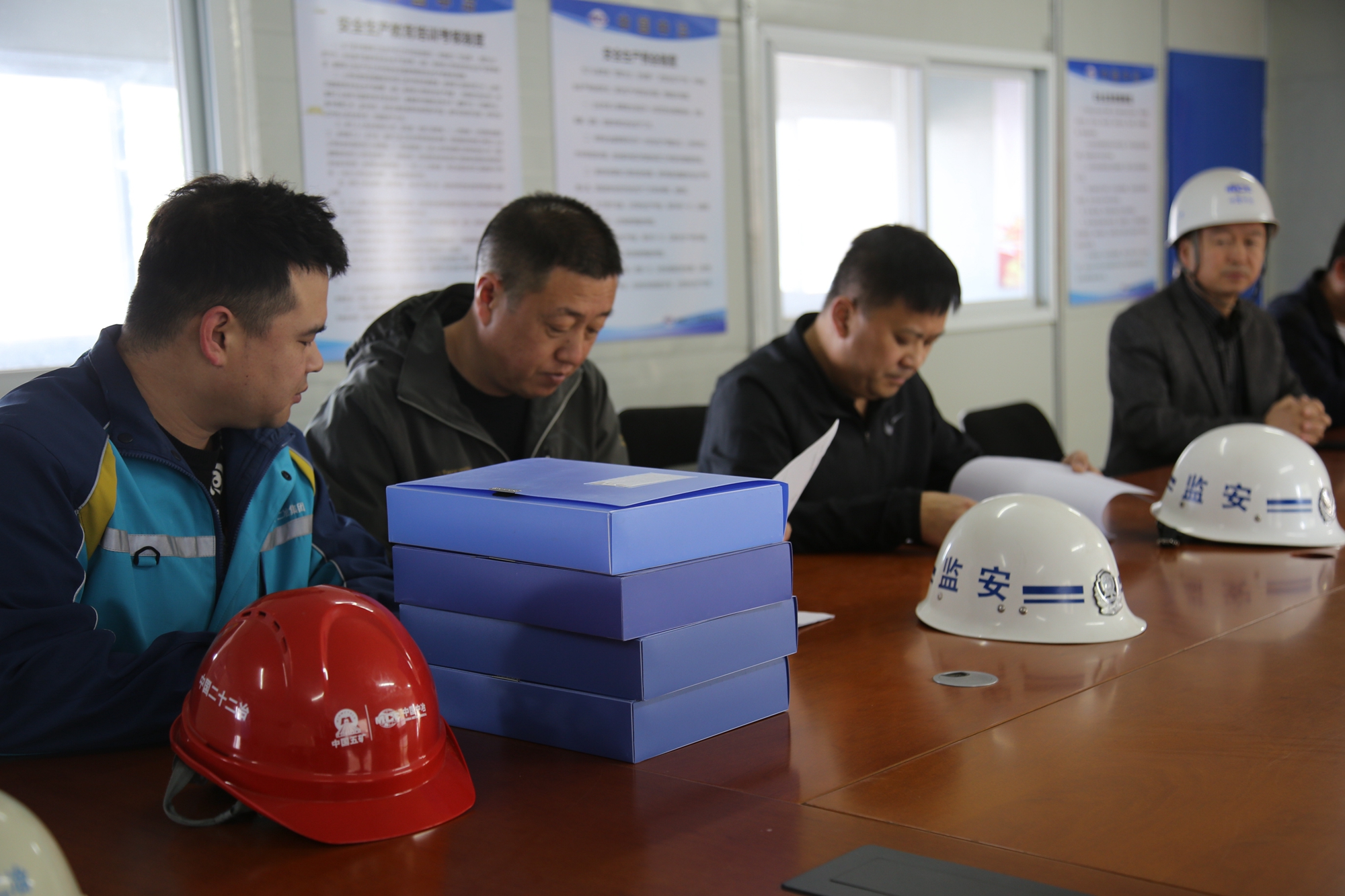 图片默认标题_fororder_满城区住建局安监人员检查施工方台账。袁野 摄.JPG