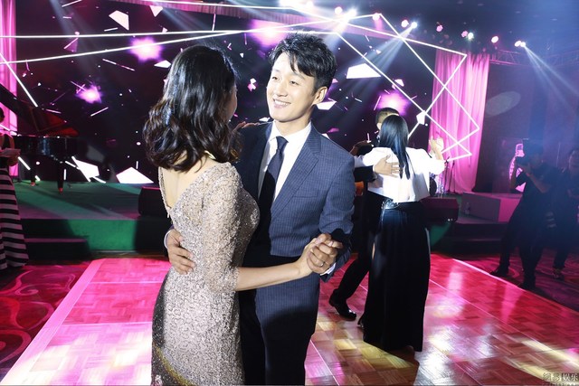 佟大为妻子关悦细腿蛮腰抢镜 与李亚鹏共舞